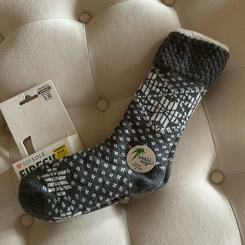 NWT Cozy Lodge Mid Calf Socks Infused with Aloe Vera (1 pair)